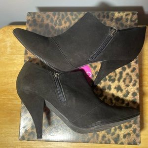 Gretta black leather heels size 8.5 with box